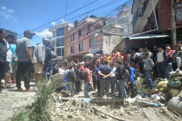 कपनको खोलामा काठमाडौं महानगरले चलायो डोजर